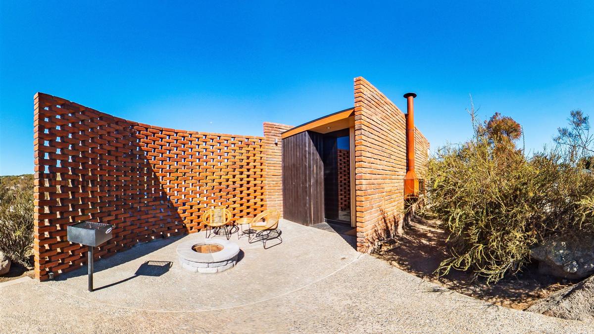 Exterior de Cabañas del Sol, con terraza y área natural